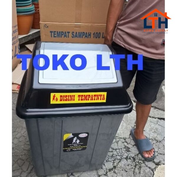 1-1888-1.jpg TEMPAT SAMPAH 100 LITER ABU SILVER TUTUP GOYANG TONG SAMPAH JUMBO BESAR 100 LITER MPW
