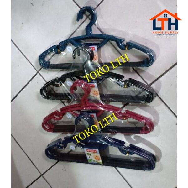 1-215-1.jpg PER 3 PCS GANTUNGAN BAJU PLASTIK / HANGER 304 LION STAR GB14