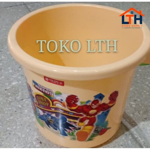 1-555-1.jpg EMBER GAGANG PLASTIK 2.5 GALON LION STAR ELEGANT POLOS TANPA TUTUP