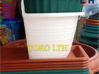1-741-1.jpg POT TEMPEL DINDING 18 CM PUTIH 1/2 LINGKARAN / POT BUNGA / POT TANAMAN PLASTIK