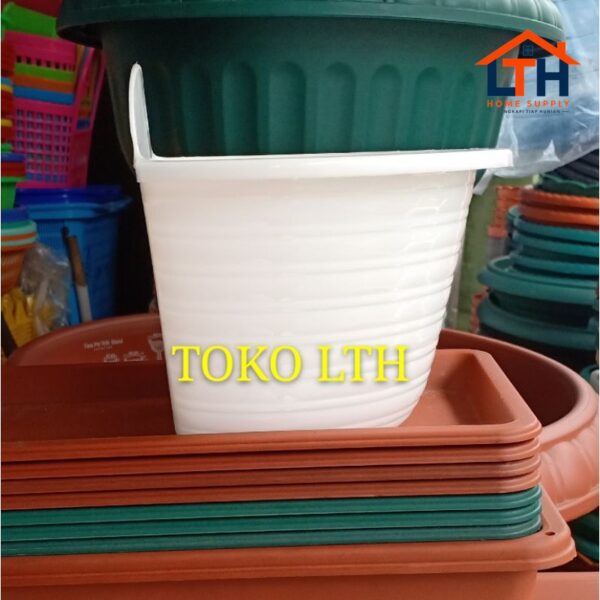 POT TEMPEL DINDING 18 CM PUTIH 1/2 LINGKARAN / POT BUNGA / POT TANAMAN PLASTIK
