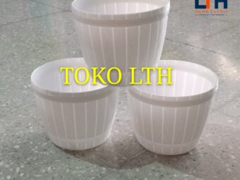 1-866-1.jpg POT PLASTIK GENTONG 18 PUTIH / POT TANAMAN MOTIF KAYU / POT BUNGA