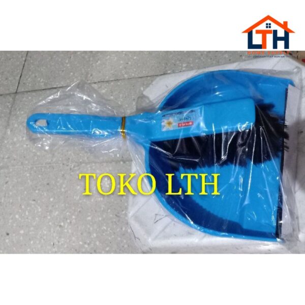 2-104-1.jpg PENGKI MINI + SIKAT-LIVINA DUSTPAN SET NO. 701-LION STAR BP-3