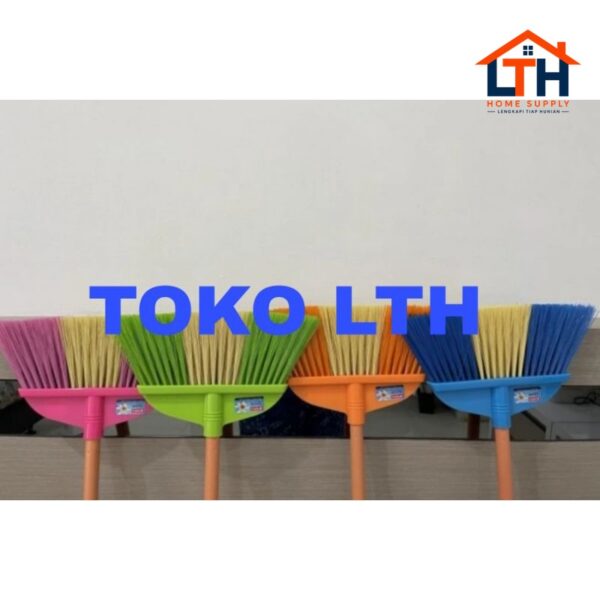 2-108-1.jpg SAPU LANTAI PLASTIK NYLON LIVINA BROOM NO. 330 LION STAR BM30