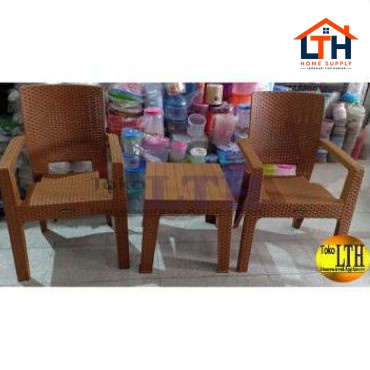 2-259-1.jpg SET MEJA DAN KURSI SENDER TAMAN TERAS NAPOLLY ROTAN ( 2 BANGKU 1 MEJA)