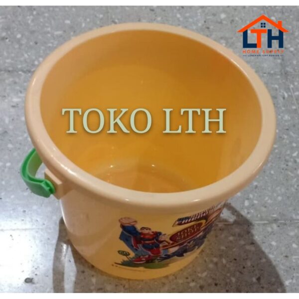 EMBER GAGANG PLASTIK 2.5 GALON LION STAR ELEGANT POLOS TANPA TUTUP