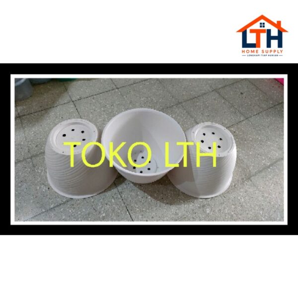 2-346-1.jpg POT TAWON 35 PUTIH / POT BUNGA / POT TANAMAN PUTIH PLASTIK