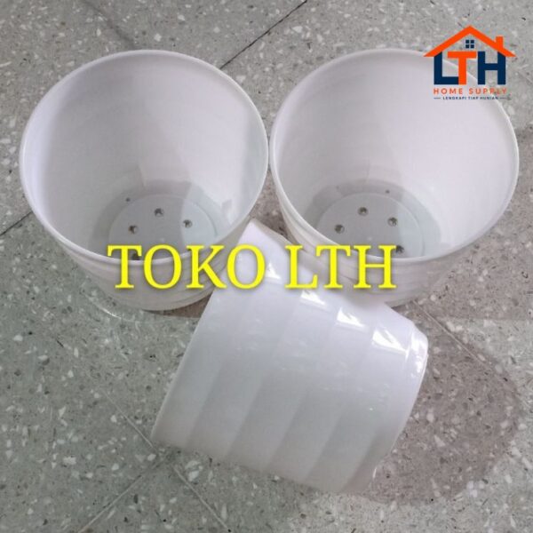 POT BUNGA MADO 32 PUTIH / POT TANAMAN PLASTIK
