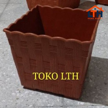 POT SEGI PLASTIK  MOTIF ROTAN CJP 30 cm / POT BUNGA TANAMAN