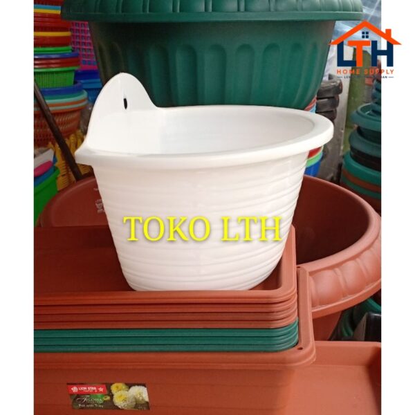 POT TEMPEL DINDING 18 CM PUTIH 1/2 LINGKARAN / POT BUNGA / POT TANAMAN PLASTIK