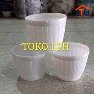 2-542-1.jpg POT PLASTIK GENTONG 18 PUTIH / POT TANAMAN MOTIF KAYU / POT BUNGA
