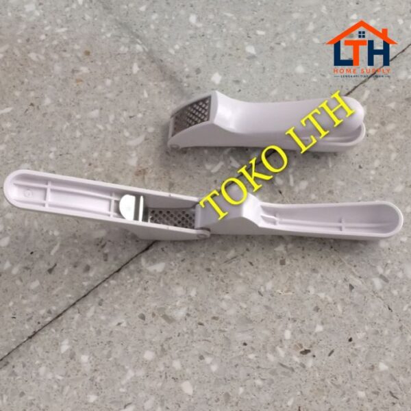 2-559-1.jpg ALAT PEMECAH BAWANG PUTIH PENGHANCUR PENGHALUS PRESS GARLIC CRUSHER
