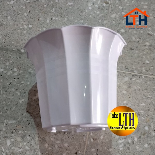 2-602-1.jpg POT LILY 20 CM PUTIH / POT TANAMAN PLASTIK / POT BUNGA