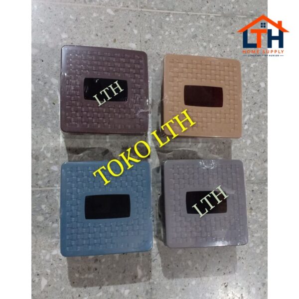 3-136-1.jpg TEMPAT TISSUE SEGI RATO LION STAR MOTIF ROTAN / KOTAK WADAH TISU
