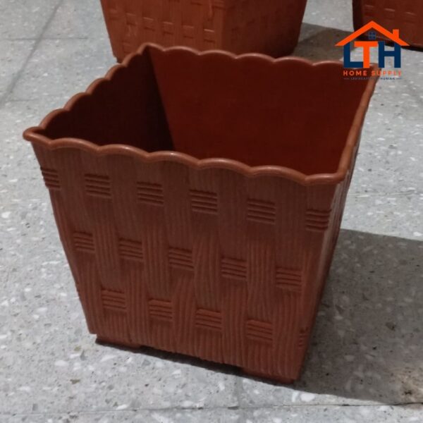 3-198-1.jpg POT SEGI PLASTIK MOTIF ROTAN CJP 35 cm