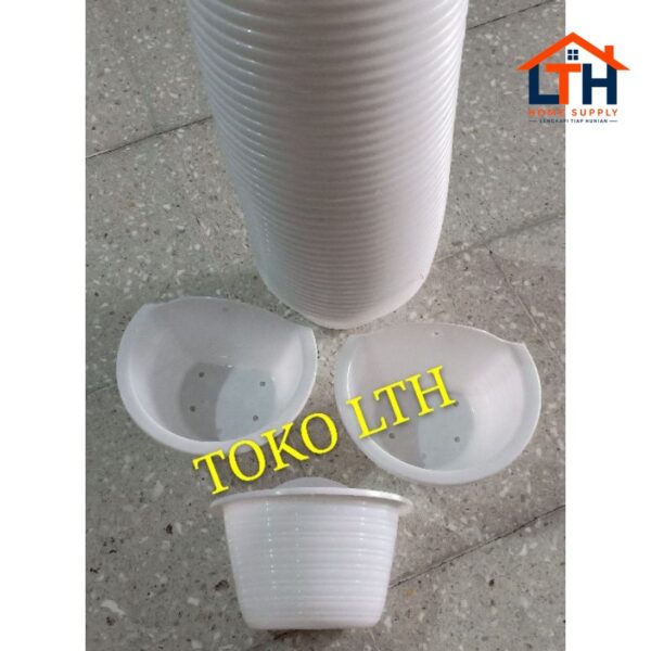 POT TEMPEL DINDING 18 CM PUTIH 1/2 LINGKARAN / POT BUNGA / POT TANAMAN PLASTIK