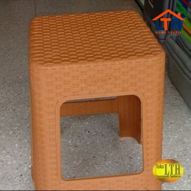 3-282-1.jpg KURSI TINGGI PLASTIK MOTIF ROTAN TABITHA / KURSI TINGGI PLASTIK / BANGKU BASO