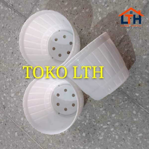 3-352-1.jpg POT PLASTIK GENTONG 18 PUTIH / POT TANAMAN MOTIF KAYU / POT BUNGA
