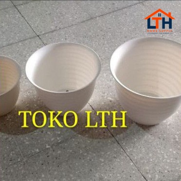 3-399-1.jpg POT TAWON MADU 25 PUTIH / POT BUNGA / POT TANAMAN PUTIH PLASTIK
