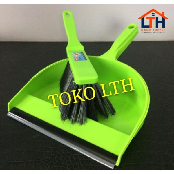 3-57-1.jpg PENGKI MINI + SIKAT-LIVINA DUSTPAN SET NO. 701-LION STAR BP-3