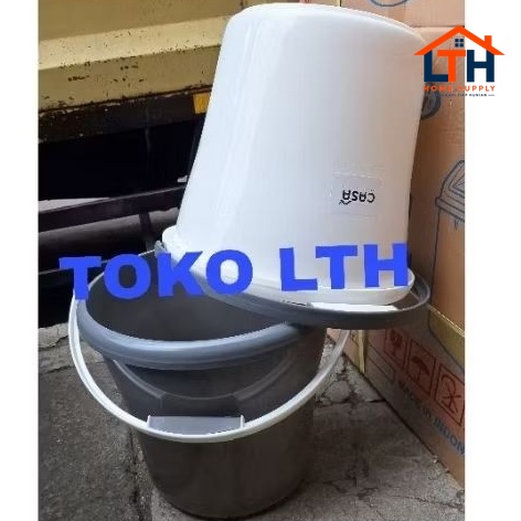 3-858-1.jpg EMBER GAGANG PLASTIK 4 GALON 17 LITER NERIGIO 1411 CASA HAWAII BASKOM TINGGI