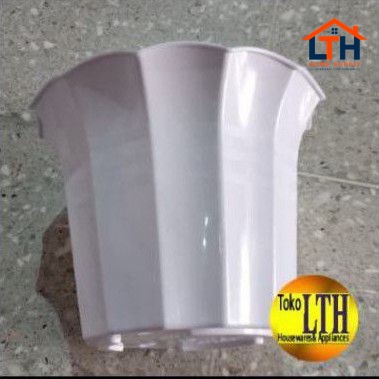 4-173-1.jpg POT LILY 25 CM PUTIH / POT TANAMAN PLASTIK / POT BUNGA
