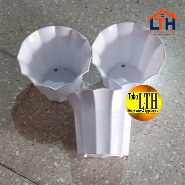 4-222-1.jpg POT LILY 20 CM PUTIH / POT TANAMAN PLASTIK / POT BUNGA