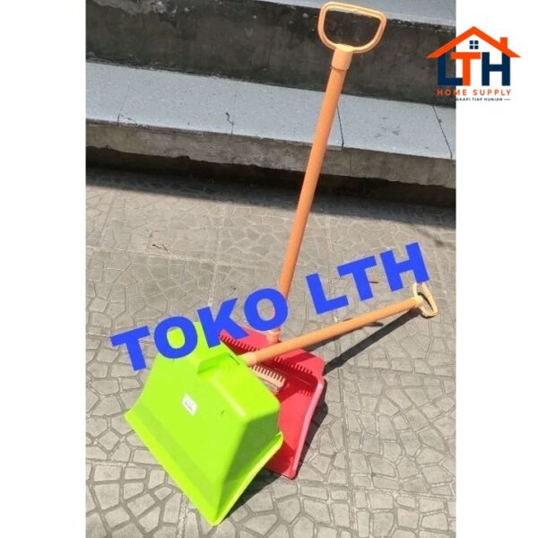 5-201-1.jpg PENGKI SISIR GAGANG SERENA DUSTPAN 001 DP12 LION STAR DP 12 SEROKAN SAMPAH LS