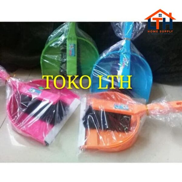 5-9-1.jpg PENGKI MINI + SIKAT-LIVINA DUSTPAN SET NO. 701-LION STAR BP-3