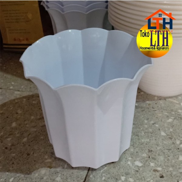 5-99-1.jpg POT LILY 20 CM PUTIH / POT TANAMAN PLASTIK / POT BUNGA